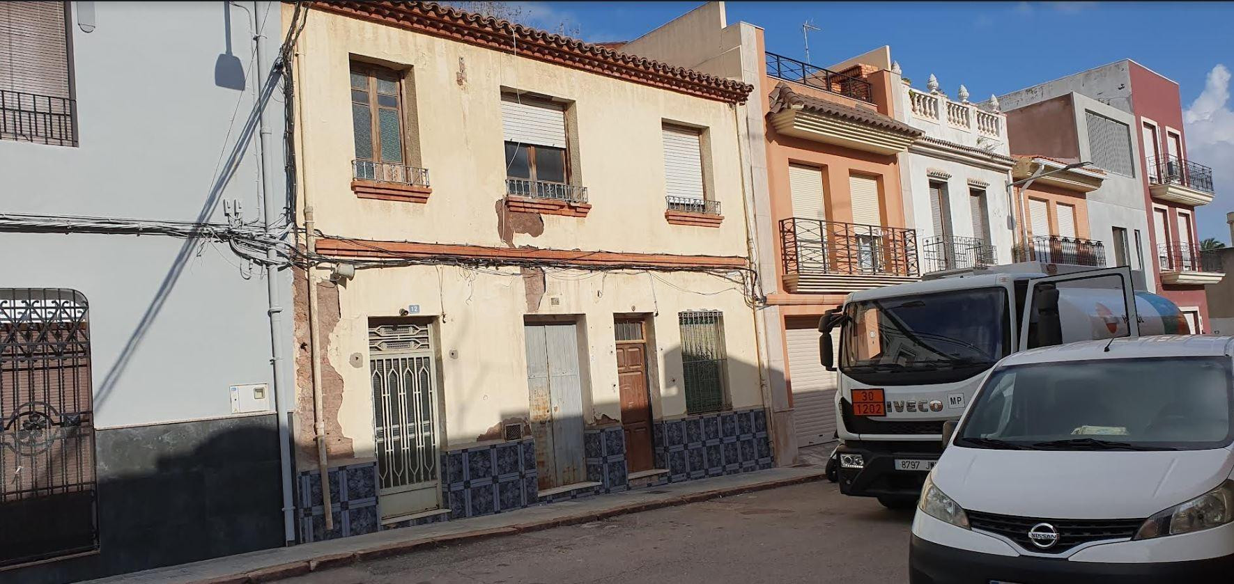 SE VENDE GRAN CASA  EN EL CENTRO DEL PUEBLO PARA REFORMAR - foto 2