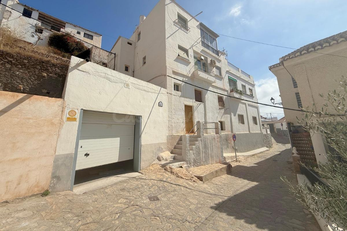 GR3925 Salobreña gran casa de pueblo con apartamento de invitados