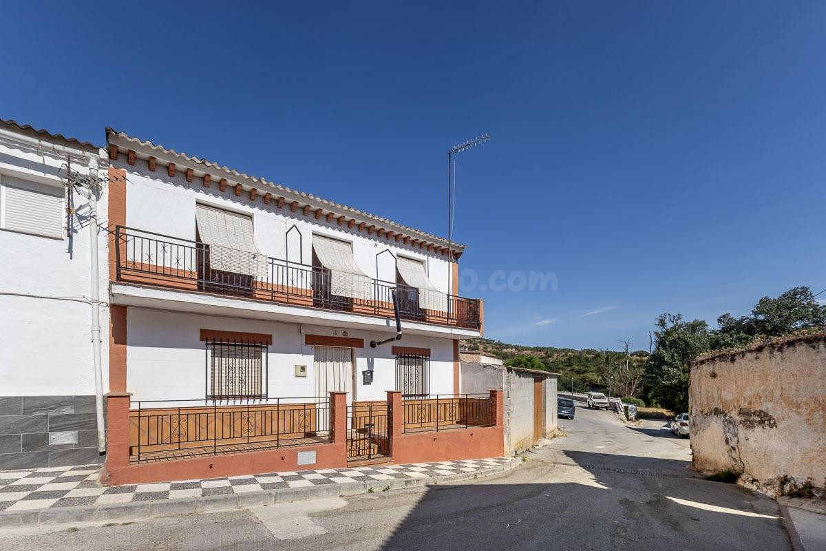 Amplia casa adosada de 5 dormitorios con patios, balcón y gran potencial en Jayena, Granada