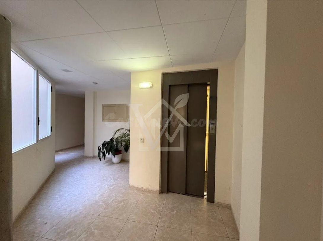 Amplio piso de 119 m2 con terraza, garaje y ascensor - foto 3