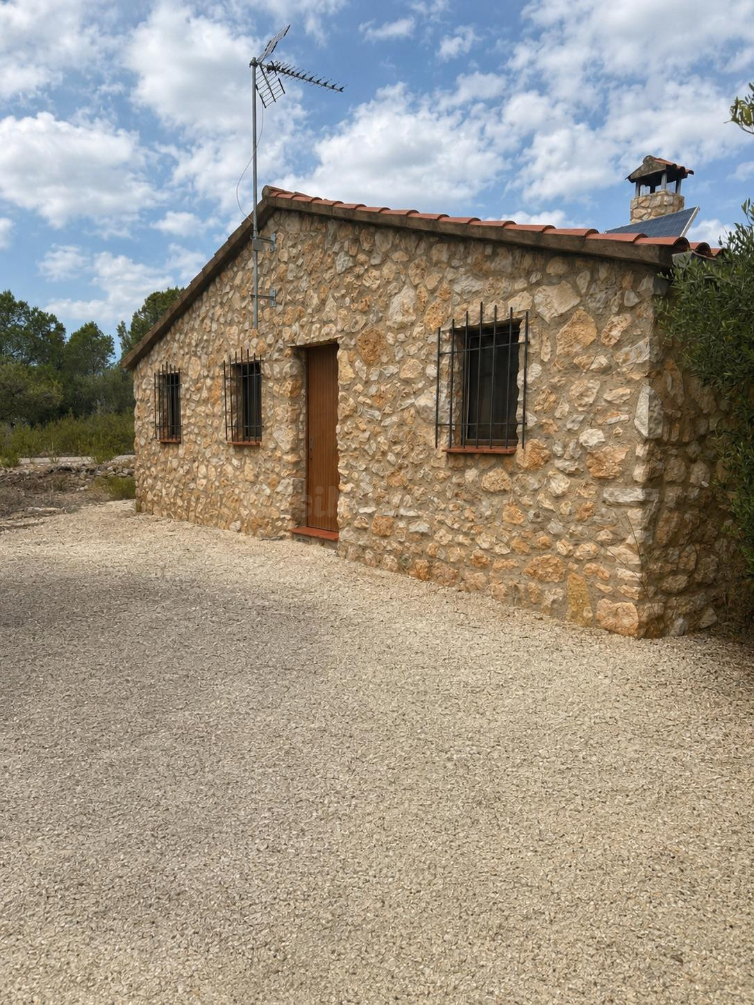 FINCA URBANA- RUSTICA CON EXCELENTE CASETA DE PIEDRA EN LA MONTAÑA PRECIO 139000