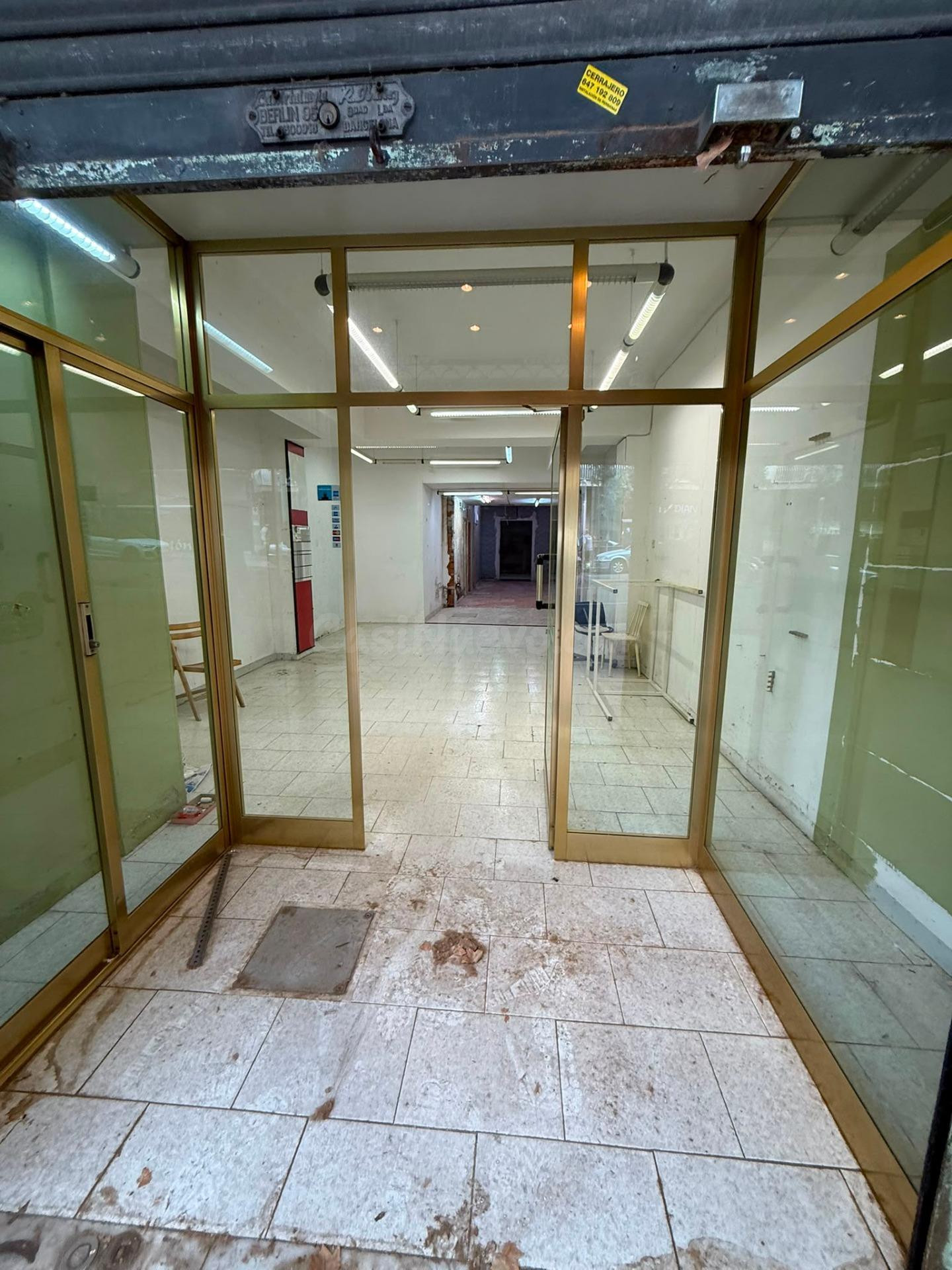 ¡Excelente Local Comercial de 130m2 junto a Paseo Fabra i Puig!