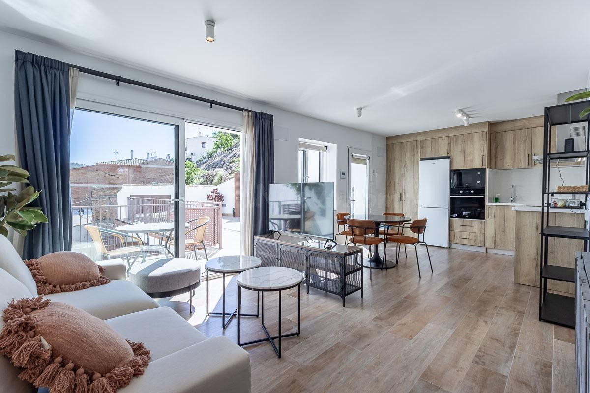 ## **Exclusivo Apartamento de Lujo en Planta Primera con Amplia Terraza Soleada y Licencia Turística – Totalmente Amueblado y Listo para Disfrutar**