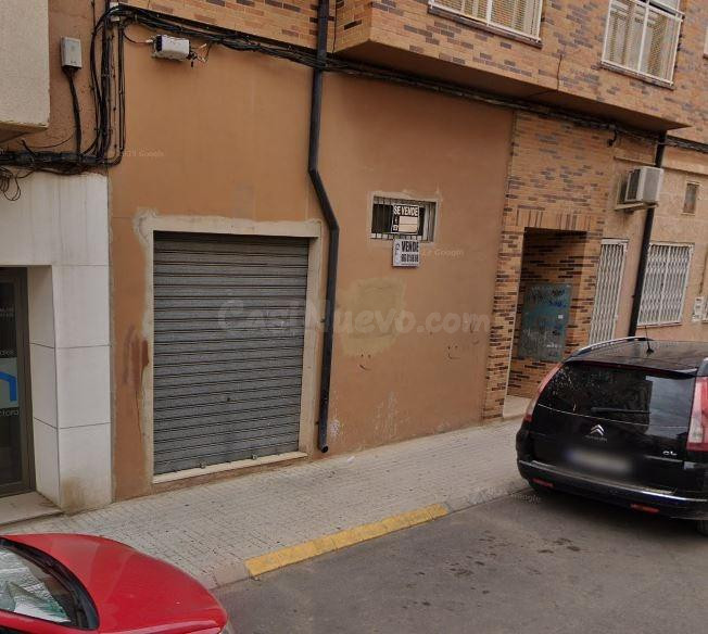 LOCAL COMERCIAL CÉNTRICO.  2 plazas de garaje amplias espacio para trastero y altillo