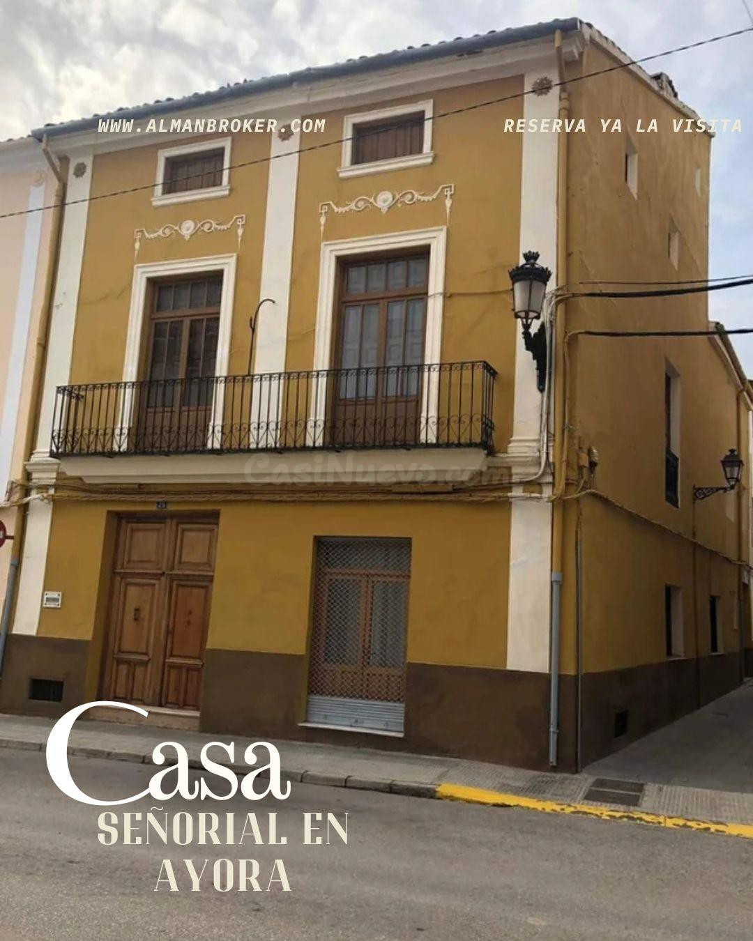 Elegante Casa Semireformada en Ayora: Oportunidad Única