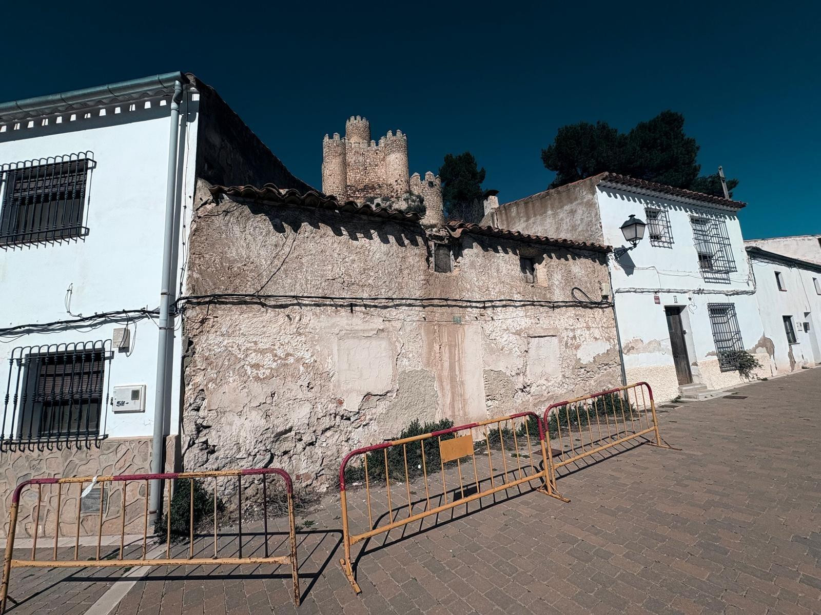 CASA AL LADO DEL CASTILLO PARA TIRAR Y CONSTRUIR