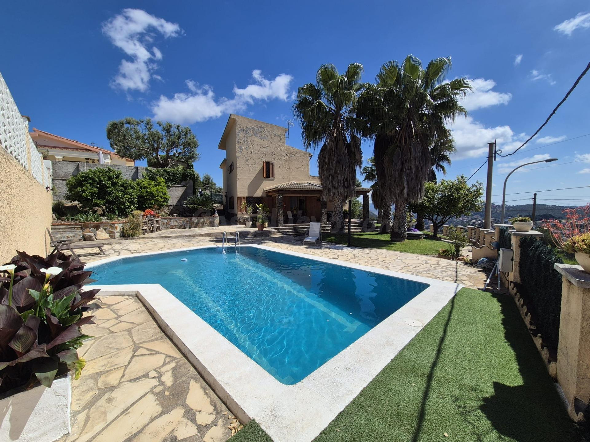 ESPECTACULAR CASA CON PISCINA Y JARDIN EN VALLIRANA