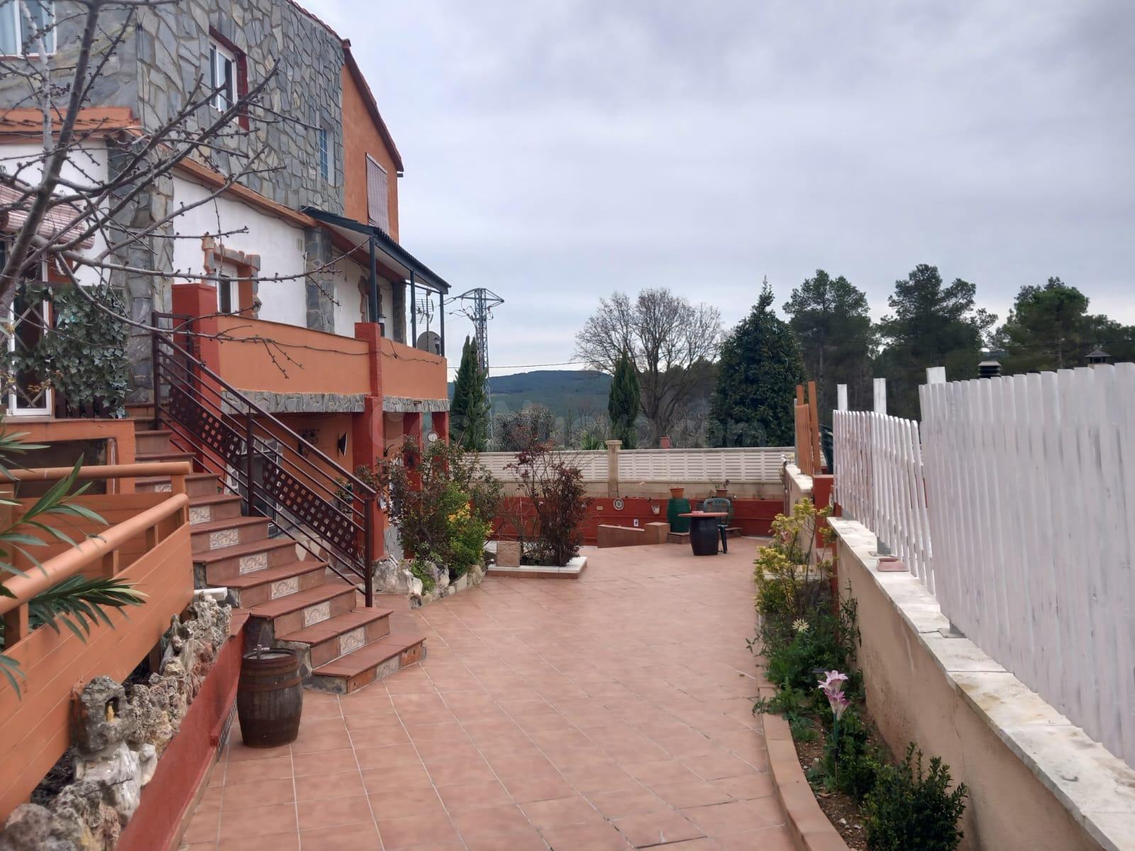 Casa con varias viviendas, piscina y parcela de 733 m2 en La