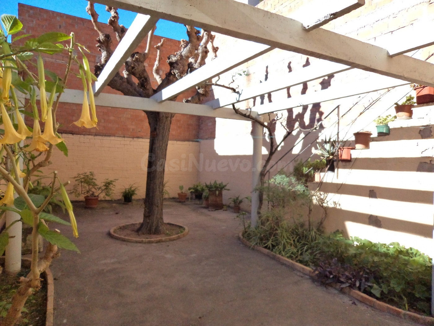 Oportunidad única en Poble Nou: La comodidad de una casa con el patio que siempre soñaste