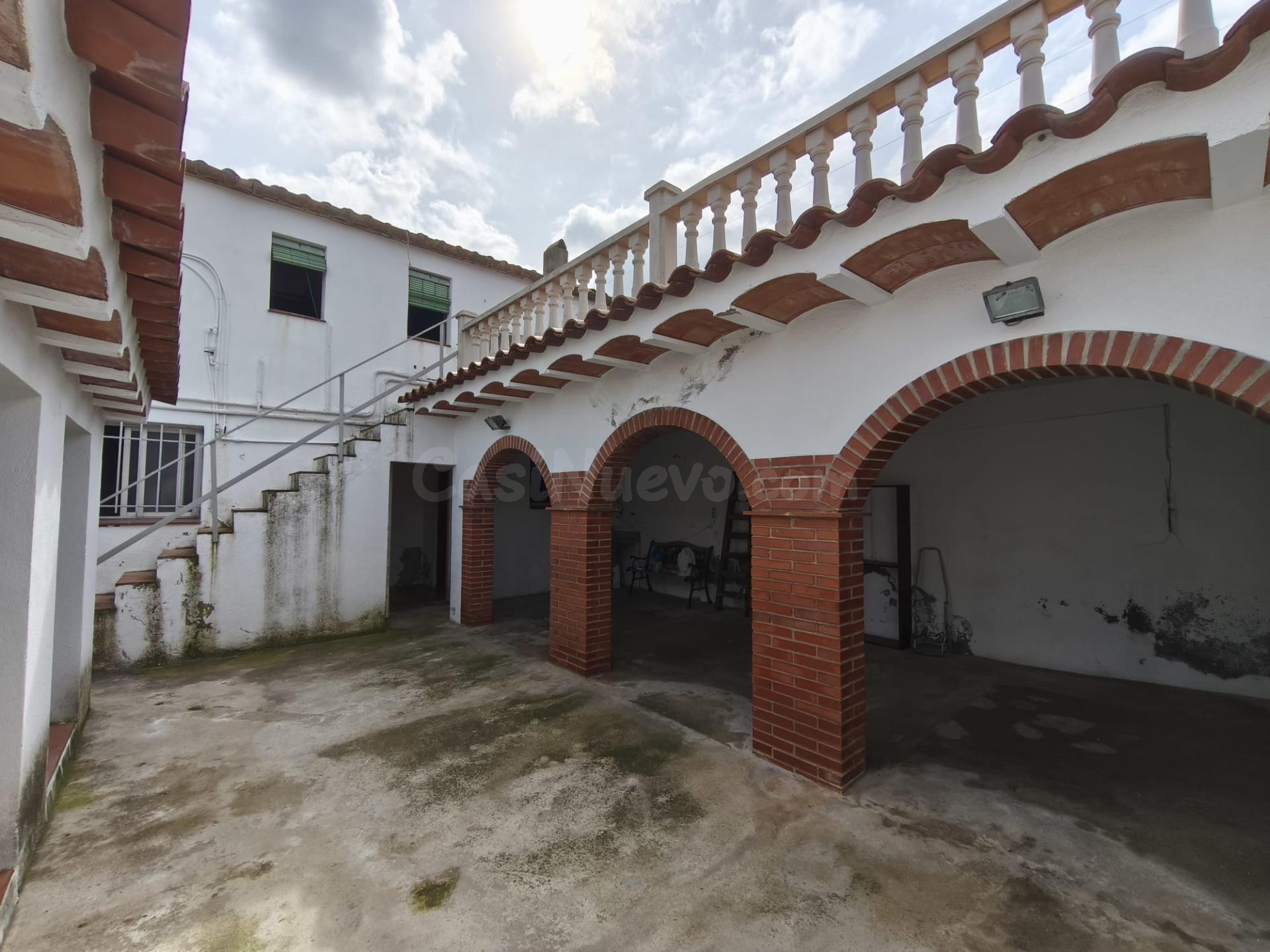 Casa de dos plantas con dos terrenos y 5 habitaciones