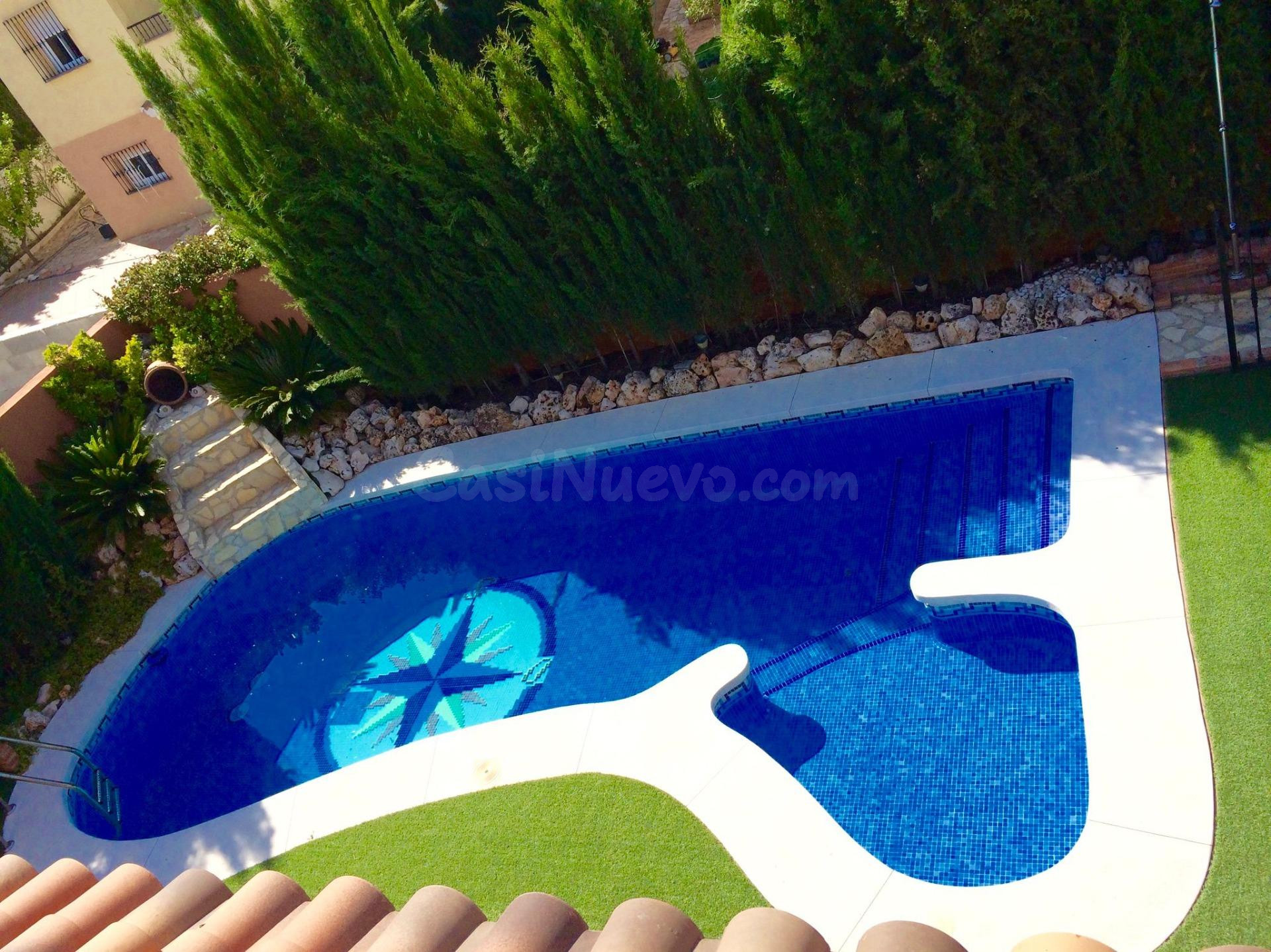 Chalet Independiente con Piscina y Amplios Espacios en Urban - foto 2