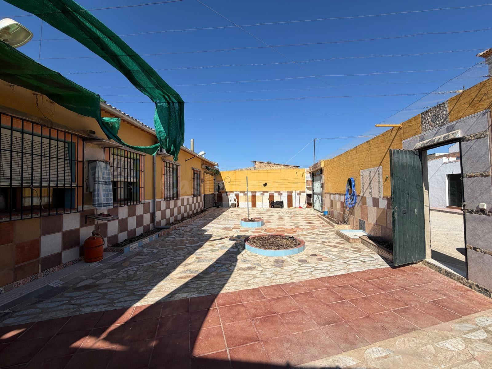 EN EXCLUSIVA CASA EN PLANTA BAJA CON AMPLIO PATIO EN ALAMEDA - foto 4