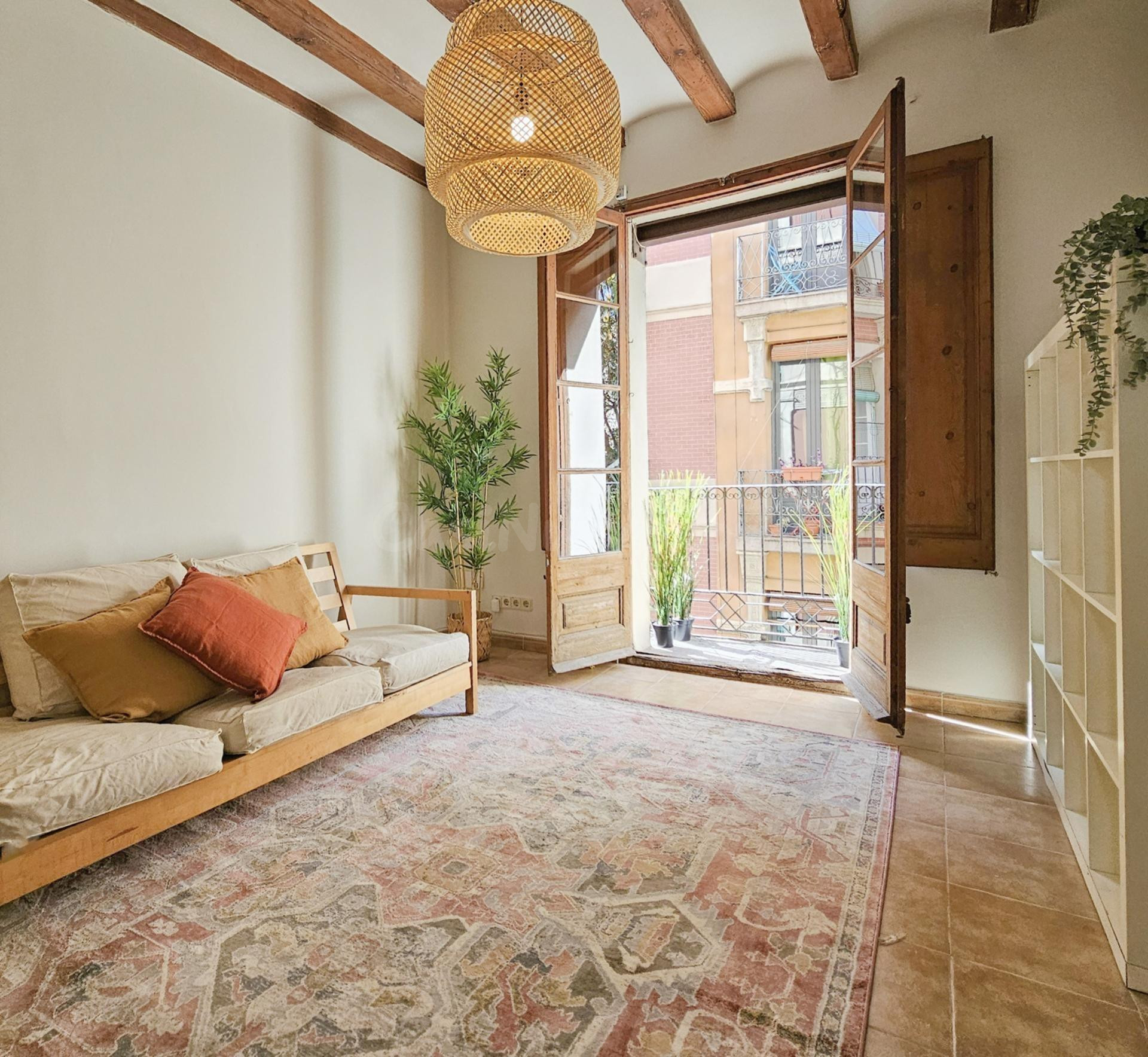 Descubre este acogedor piso ubicado en una de las calles principales del Raval.