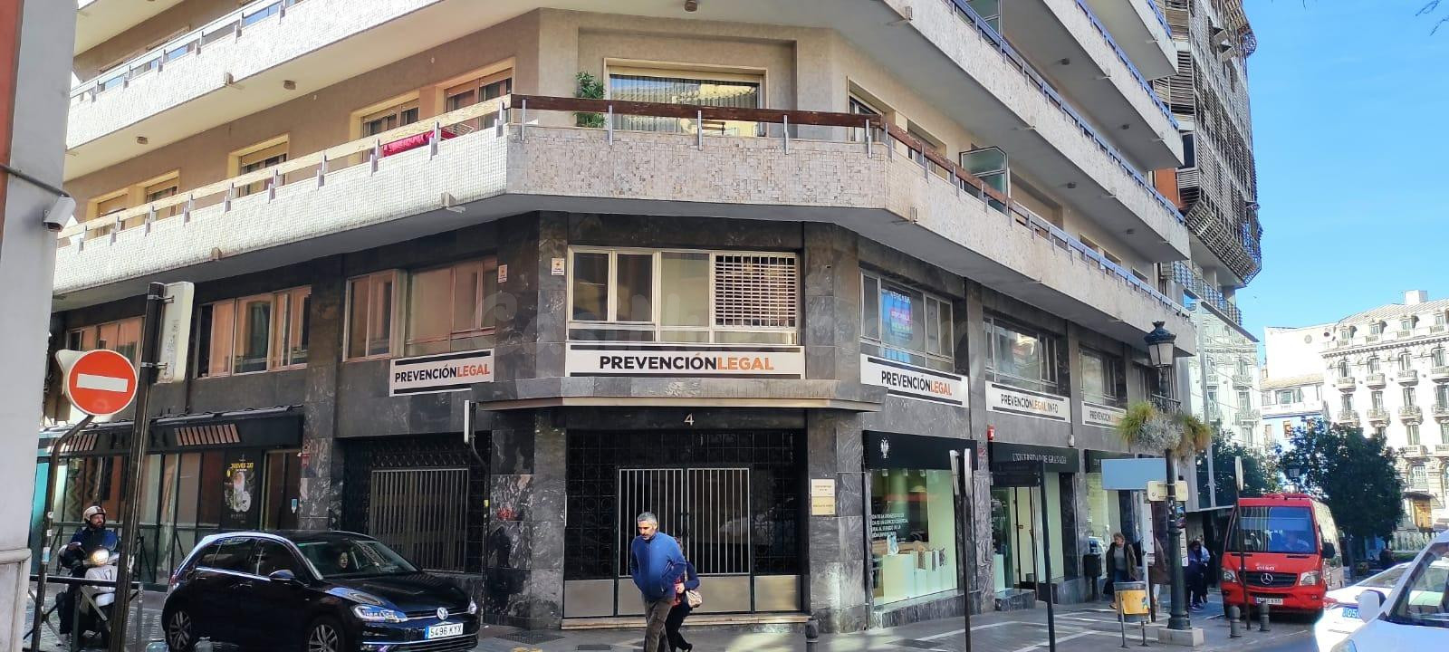 Oficina en alquiler de 115 m2 útiles, en Plaza Isabel La Católica de Granada.