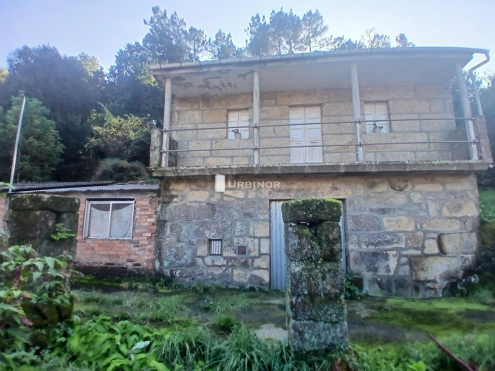 Casa de piedra EN construcción, en parcela de 485 m2; a 7 km. de O CARBALLIÑO.
