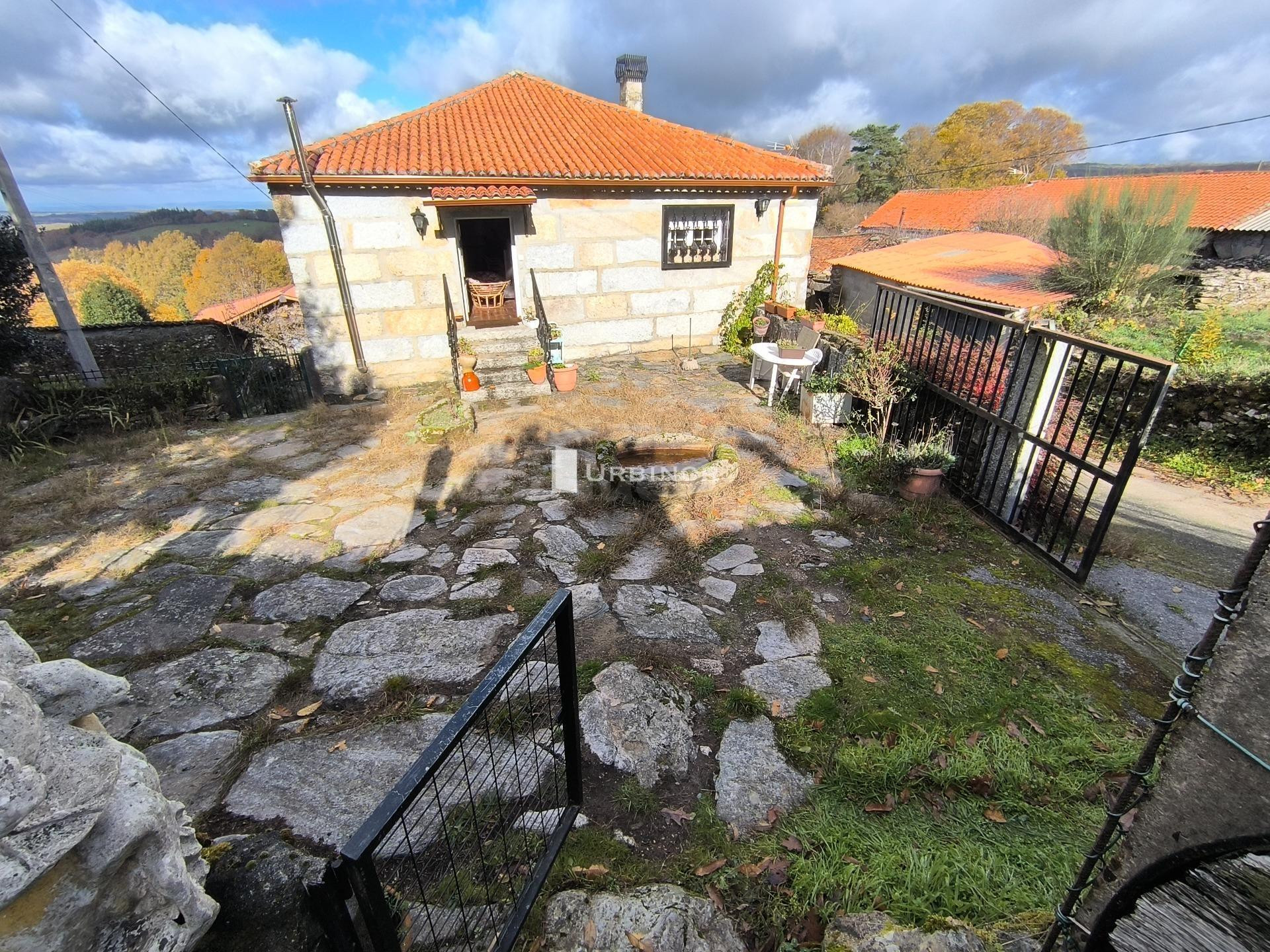 Magnífica CASA de piedra, patio, finca 800m2 y galpón; en MO - foto 3