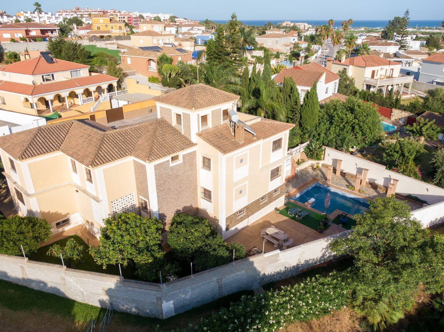 INCREIBLE VILLA CON PRIMERAS CALIDADES - SANTA MARGARITA LA LINEA DE LA CONCEPCION