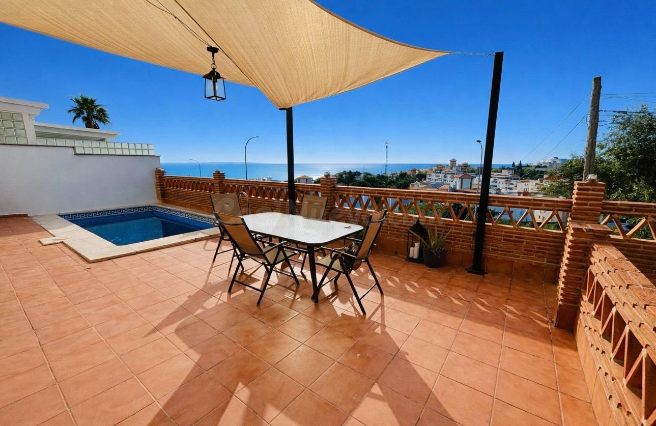 Exclusivo Chalet Pareado en Benalmádena Pueblo con Vistas al Mar
