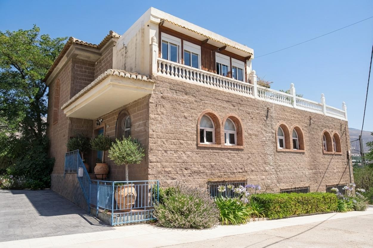 ¡OPORTUNIDAD EN DÚRCAL! EDIFICIO PARCIALMENTE REFORMADO CON LOCAL, TERRAZA Y JACUZZI