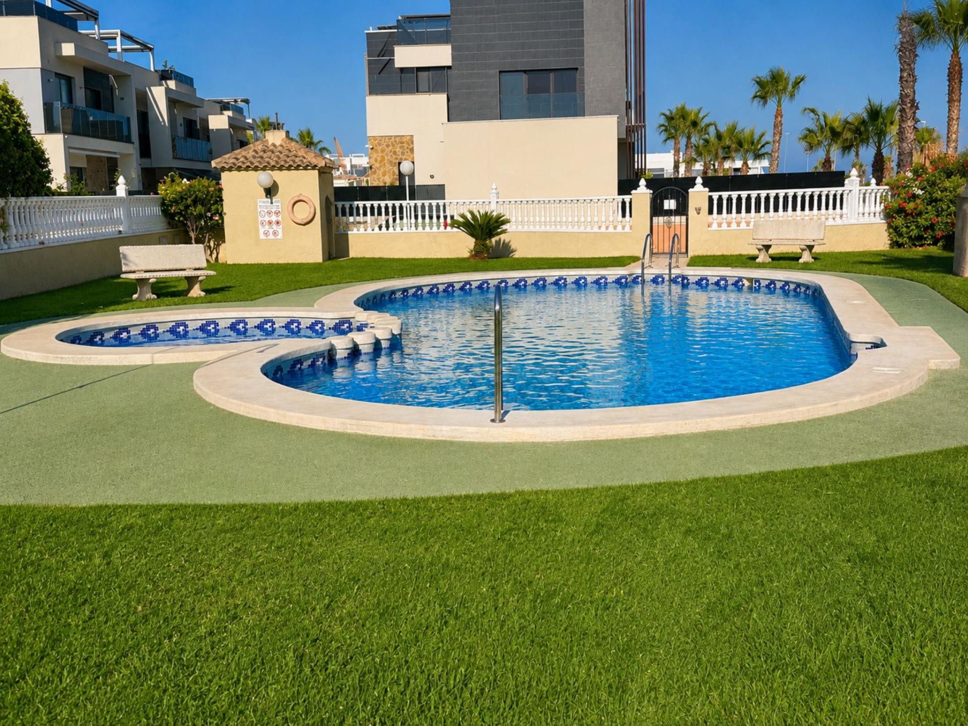 Bungalow en planta baja en esquina 2 habitaciones, 2 baños en Orihuela Costa
