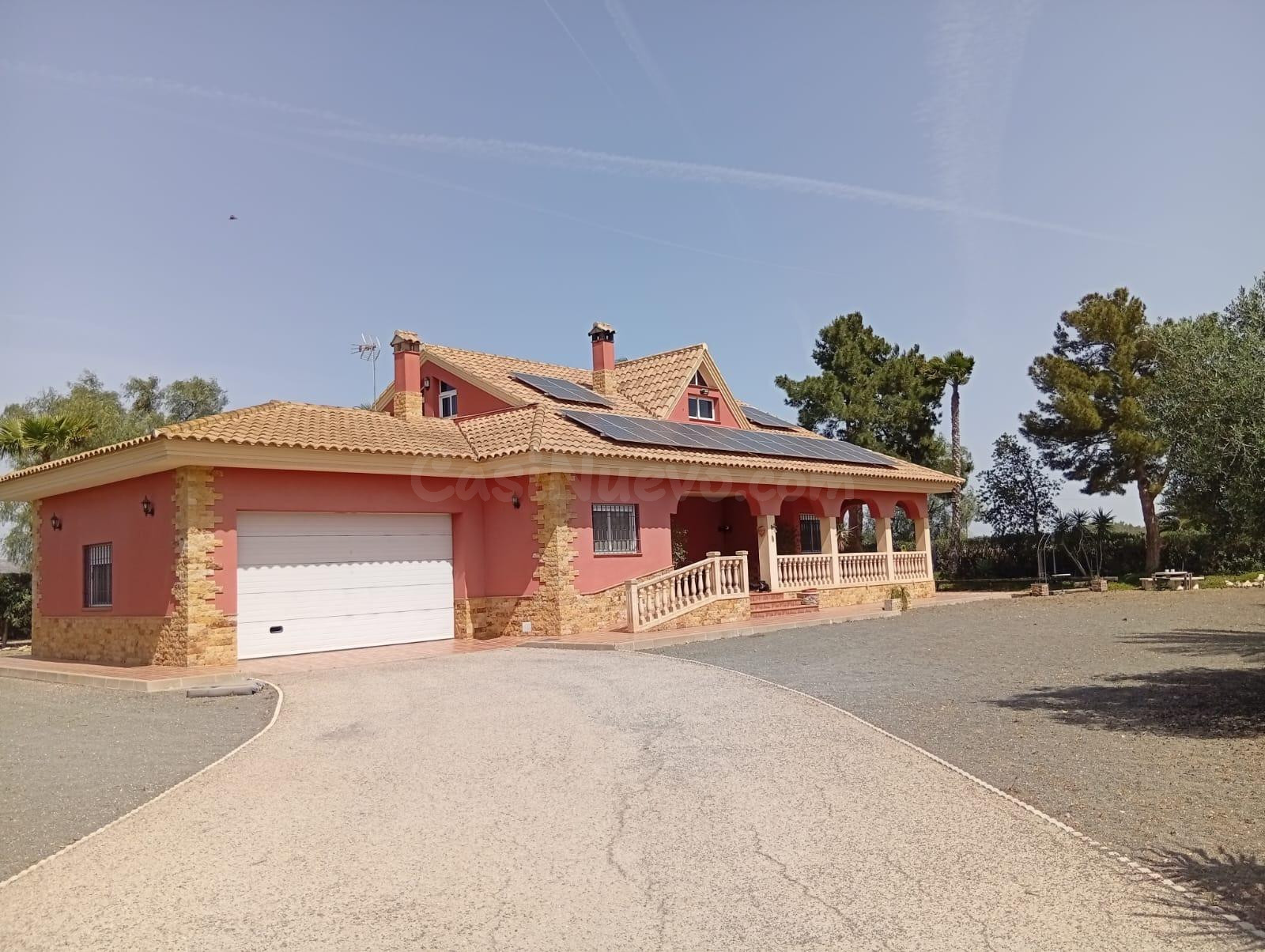 CHALET EN CAZALLA CON MIL Y UNA POSIBILIDAD