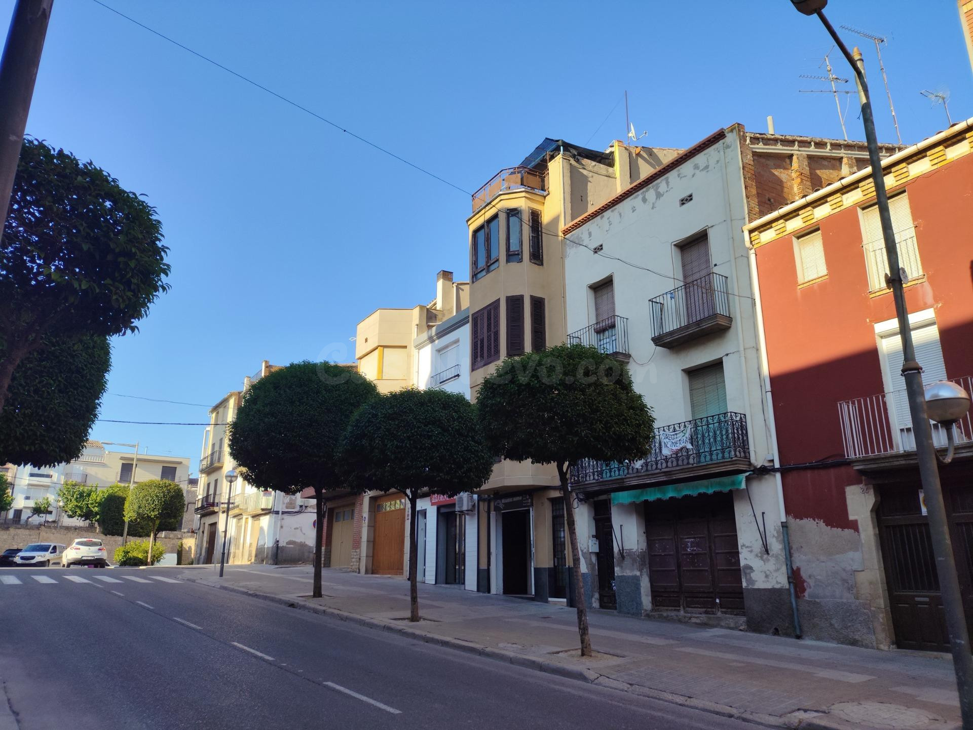 ¡AMPLIO PISO A LA VENTA EN LES BORGES BLANQUES! - foto 2