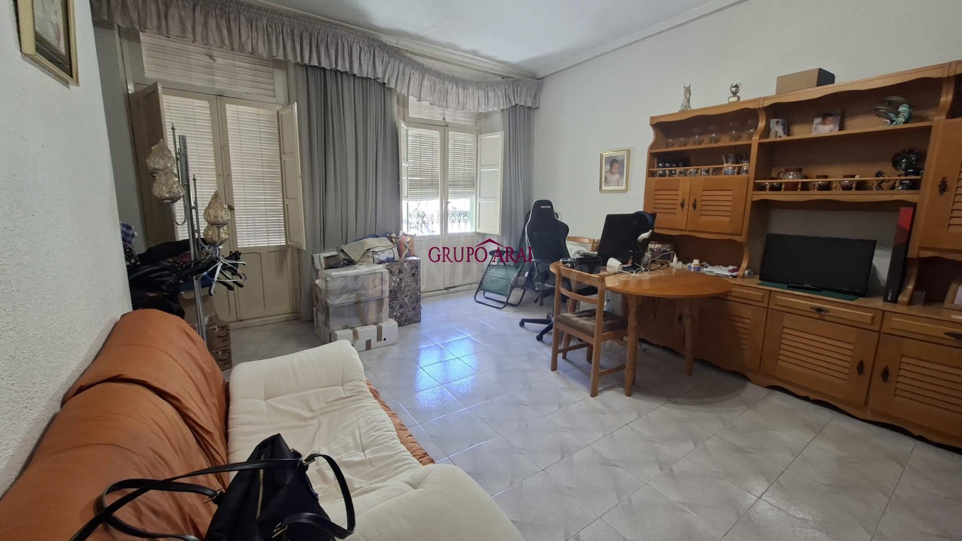 Edificio con gran potencial de inversión en Novelda: local comercial y dos viviendas independientes