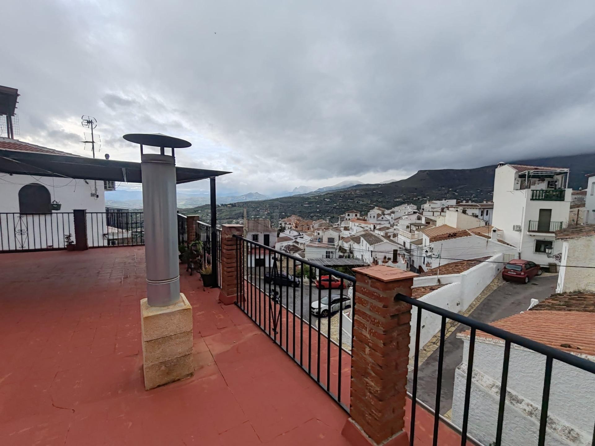 Casa en venta en Alcaucín – Espacio, luz y encanto en tres plantas