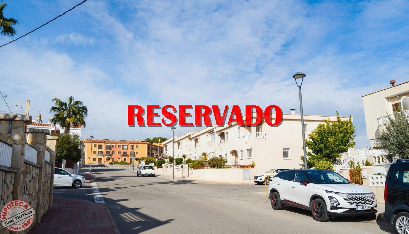 Oportunidad: casa adosada en Creixell con terraza, patio y garaje en zona tranquila
