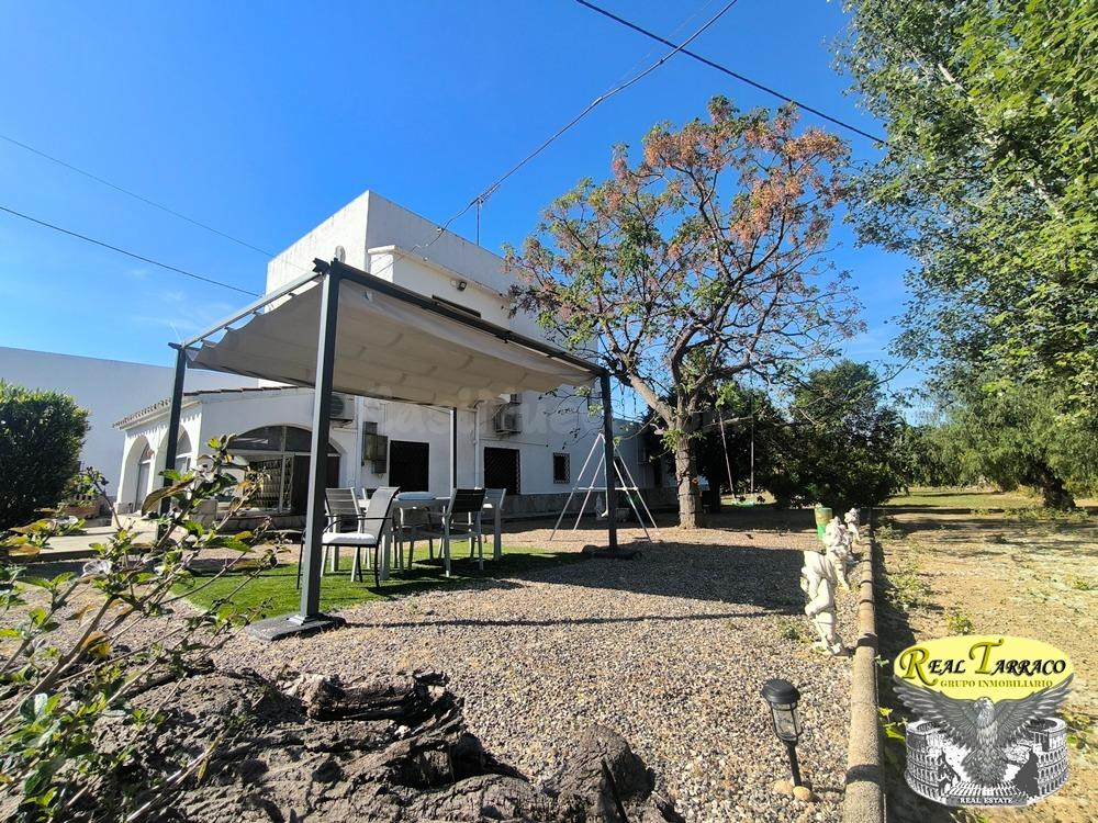 Finca con viviendas, negocio en funcionamiento y terreno en zona rural de Reus