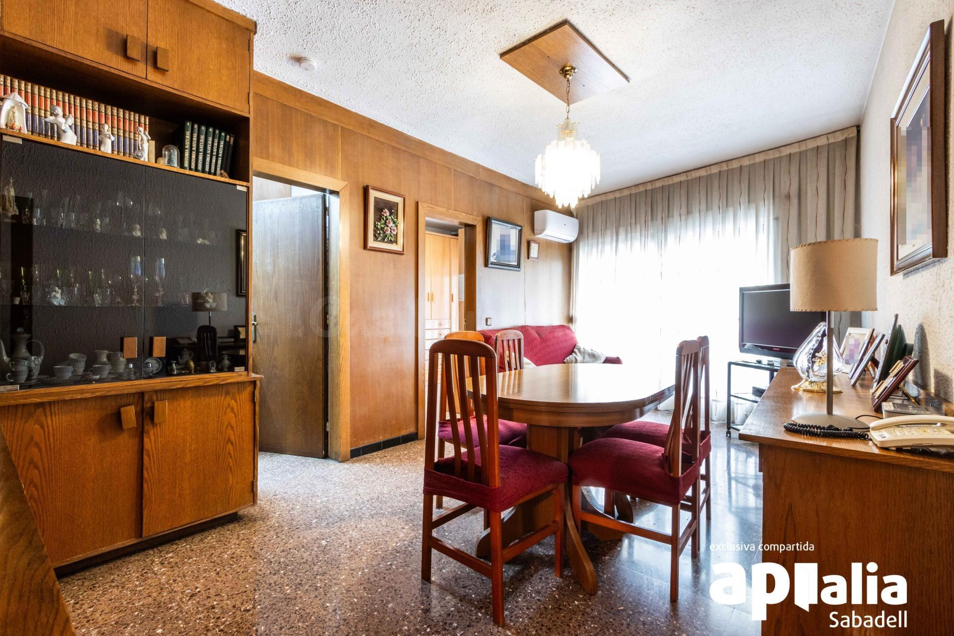 VIVIENDA DE CUATRO habitaciones, BALCÓN Y ASCENSOR EN EL CENTRO - SABADELL.