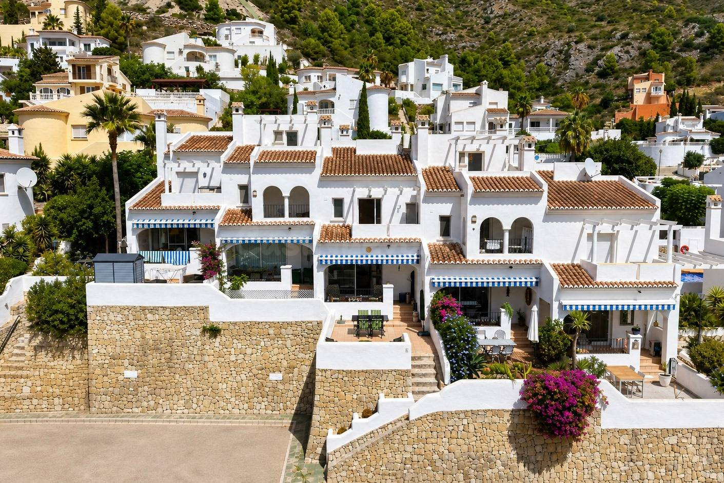 Bungalow orientado al sur con vistas abiertas en Valle del Paraíso, Jalón