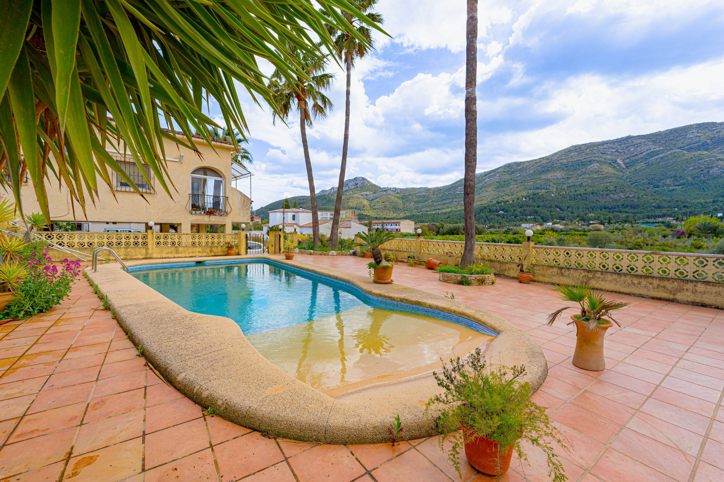 Chalet con vistas abiertas al valle, piscina y orientación sur en Parcent