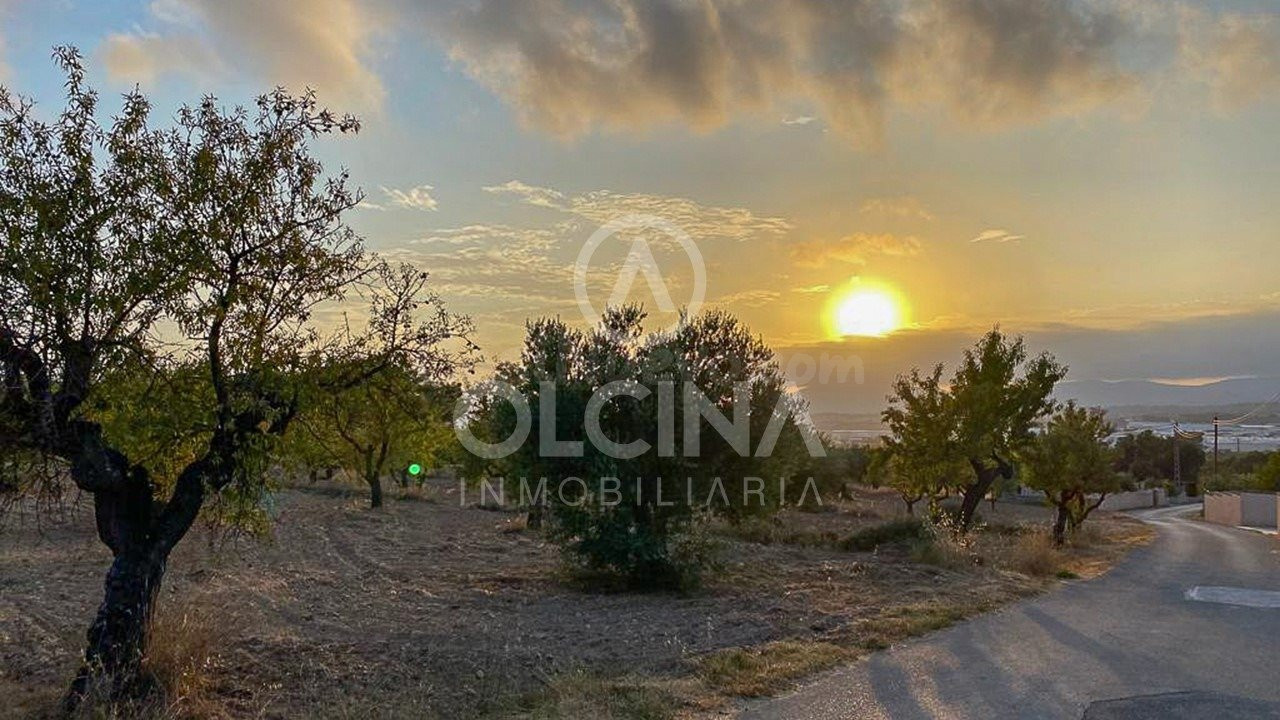 Terreno de más de 15.000 m2 para construir el chalet de tus sueños a menos de un Km de Ibi