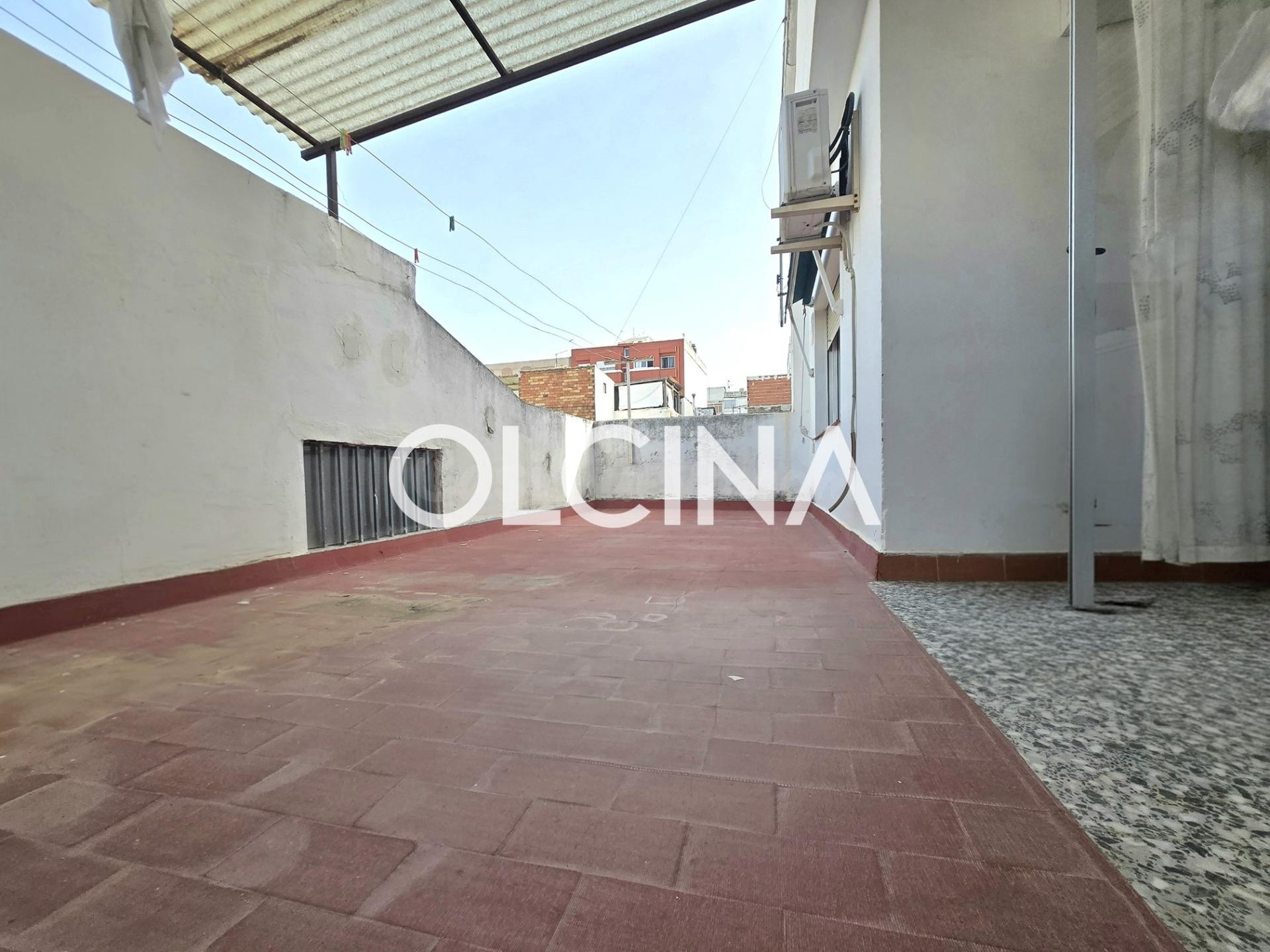 Amplia Casa en Gandía con Local Comercial y Potencial de Ampliación