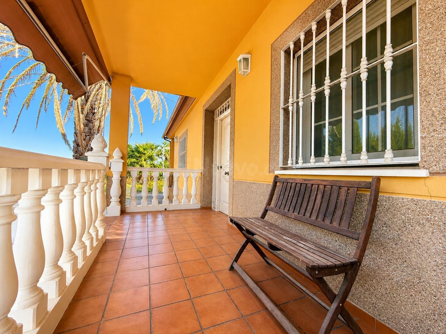 CASA INDEPENDIENTE CON 966 M/2 DE PARCELA EN NUEVO HIGUERON .