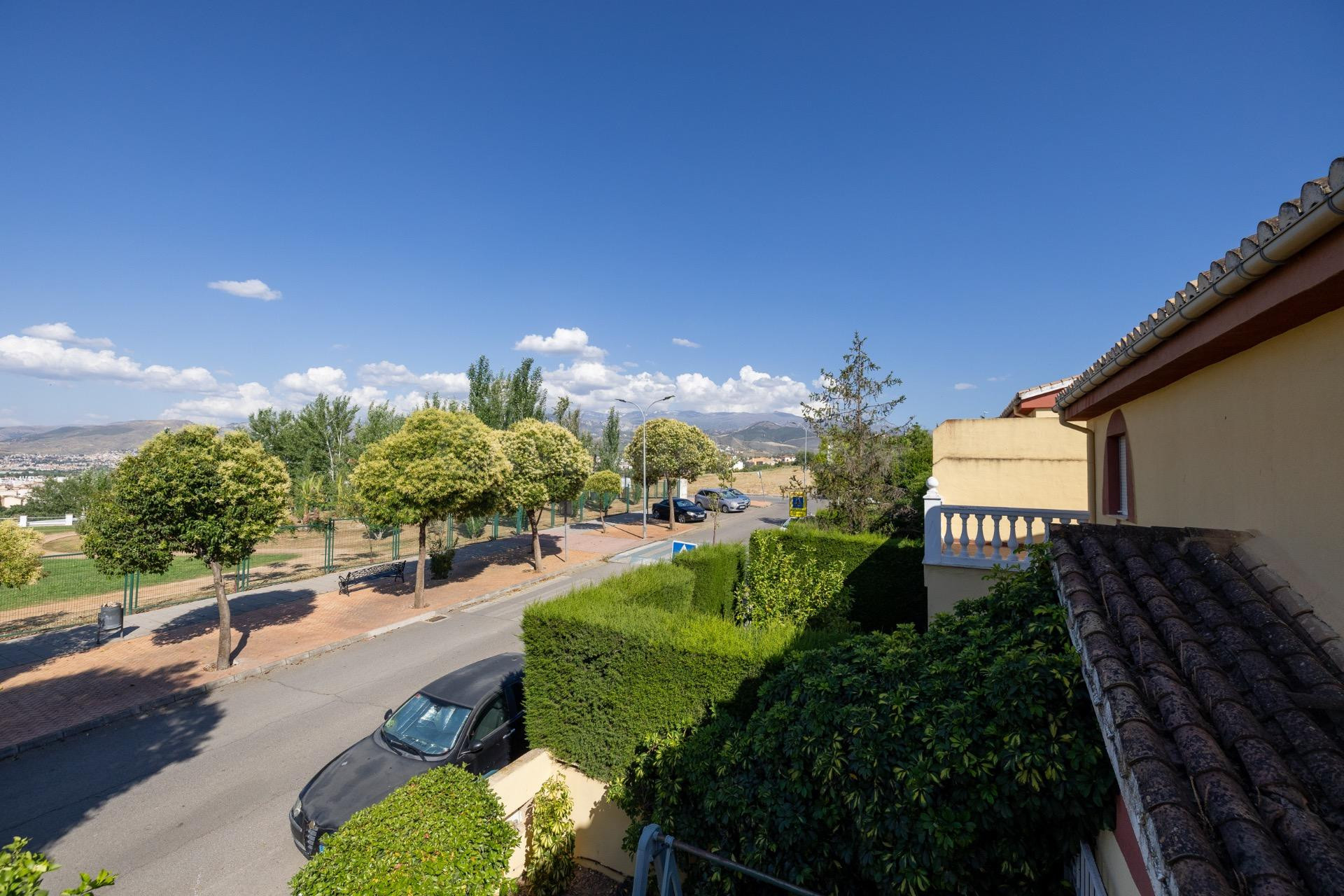 Fantástica vivienda en Loma Linda (Ogíjares), con una ubicación privilegiada, a pocos minutos de la capital y del PTS-Campus de la Salud, y con magníficas vistas a Granada y a Sierra Nevada.