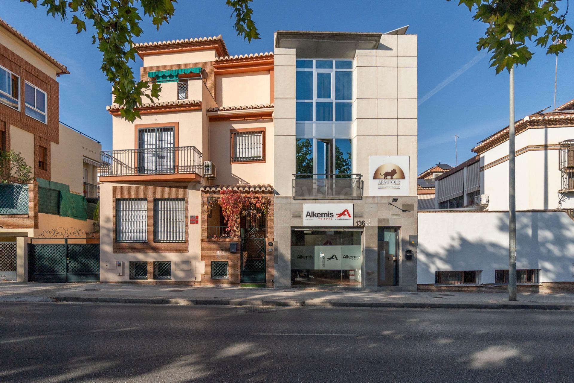 Edificio de 3 plantas destinado a oficinas junto a Centro Comercial Serrallo