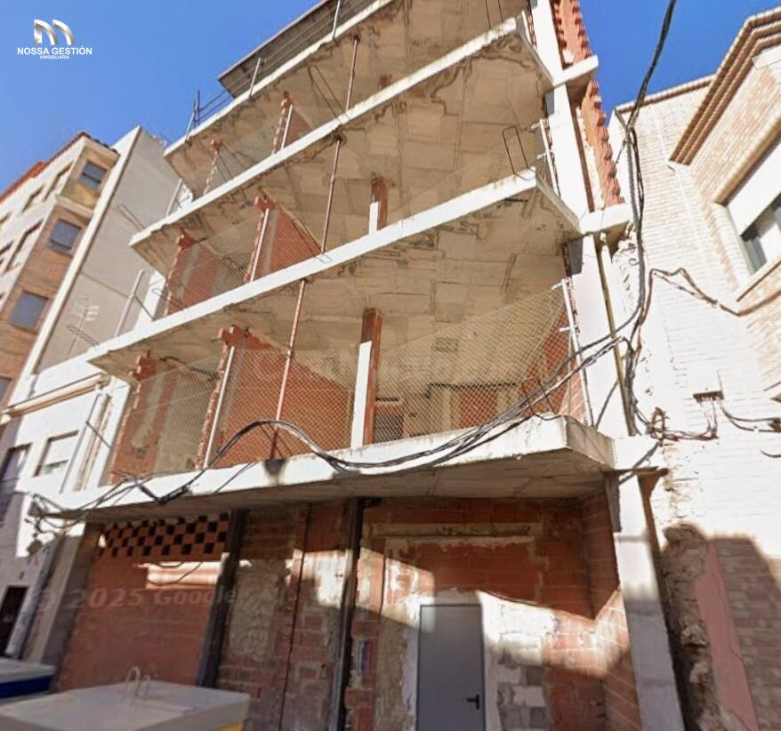 Espectacular edificio de obra parada - Tavernes de la Valdigna