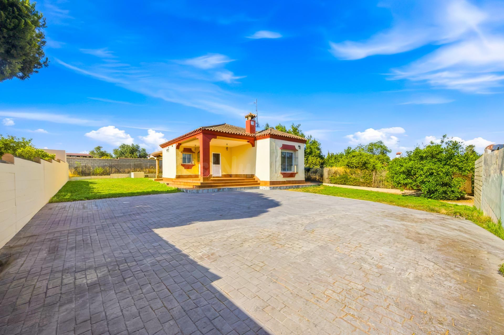 Chalet  Familiar en Zona La Dehesilla;  Tranquila y Accesible