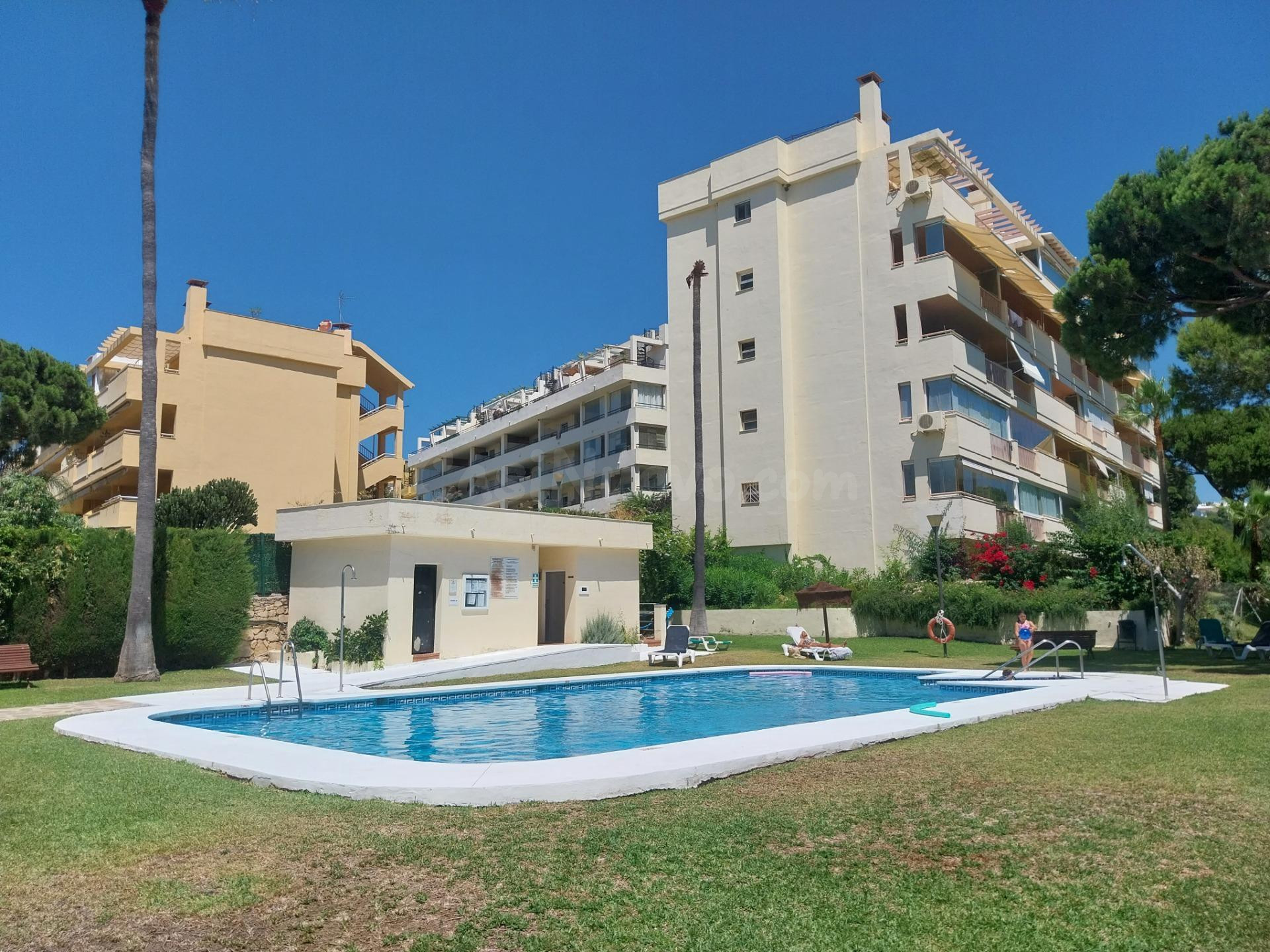 "Apartamento de esquina con amplia terraza a solo unos pasos de la playa de Luna Beach – Calahonda"