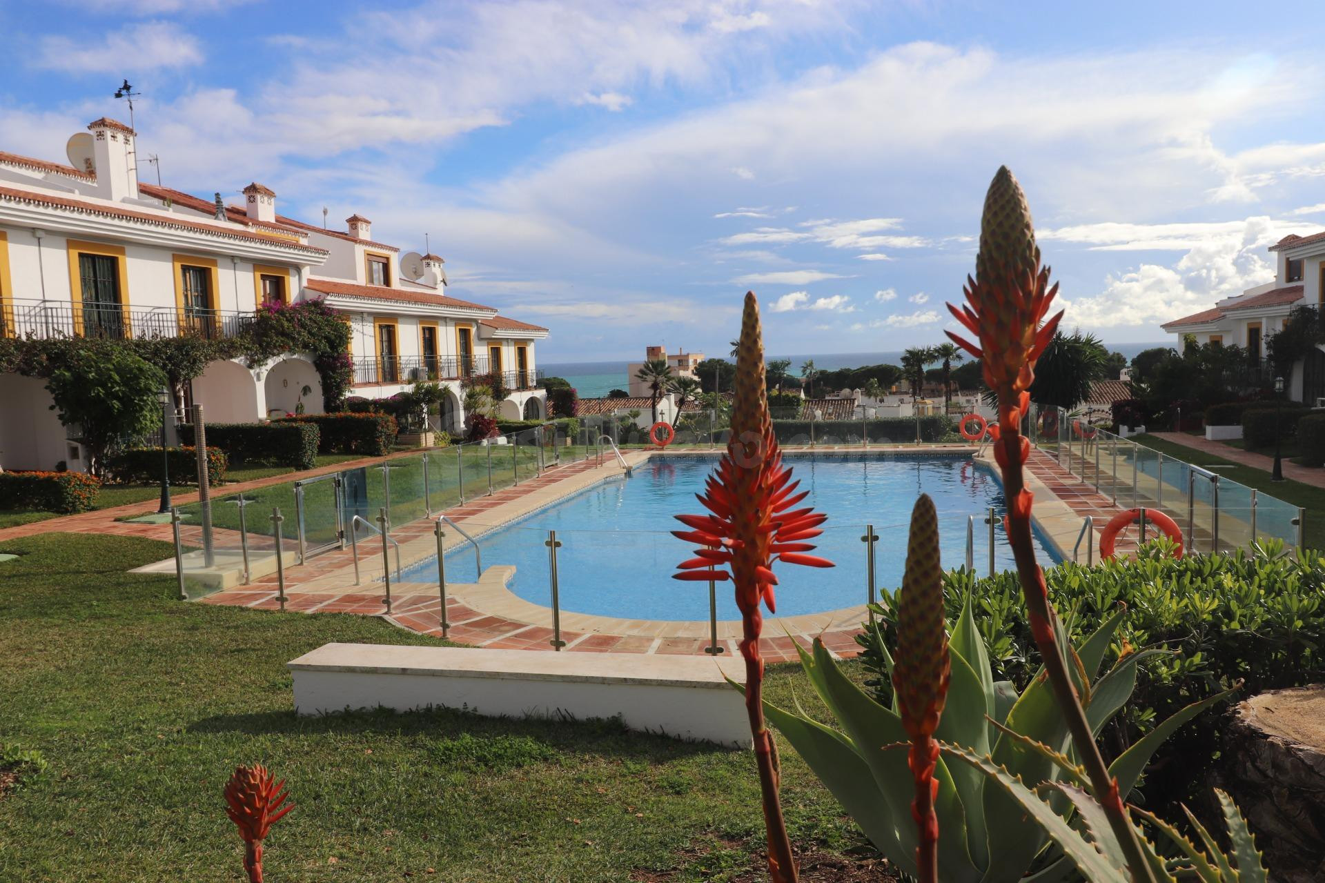 "ADOSADO CON JARDÍN, PISCINA, VISTAS AL MAR Y LICENCIA TURÍSTICA"