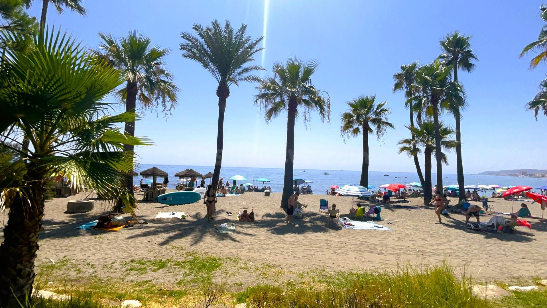 "Apartamento en primera línea de playa con jardín privado, de tu casa a la arena en dos pasos"