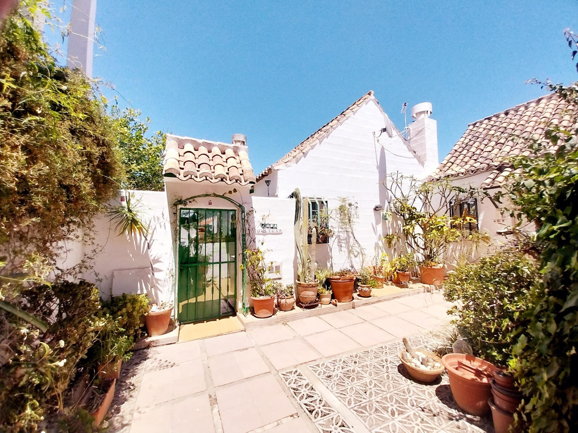 "Agradable casita adosada de dos plantas, con vistas al mar cerca del campo de Golf de Mjas Golf"
