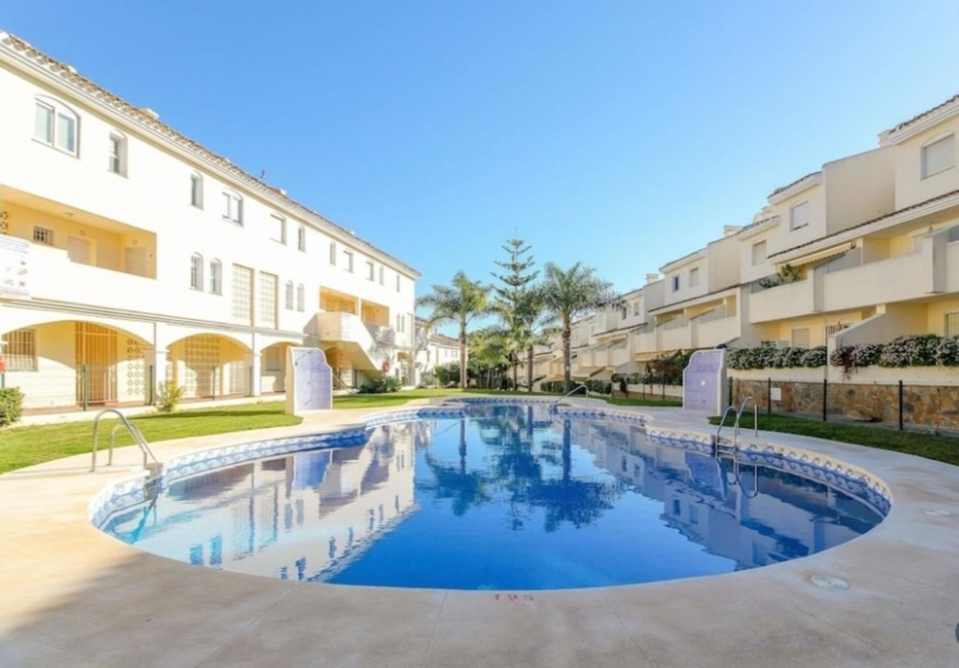 "Amplio y luminoso apartamento dúplex totalmente reformado en el corazón de Calahonda, a un paso de la playa"