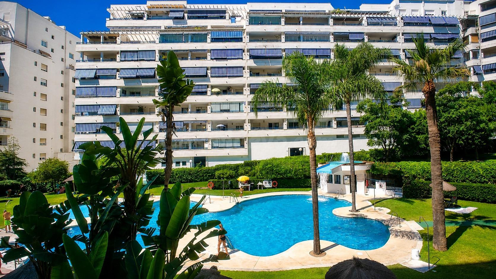 MAGNÍFICO PISO DE 3 DORMITORIOS CON GRAN TERRAZA A ESCASOS METROS DE LA PLAYA – MARBELLA
