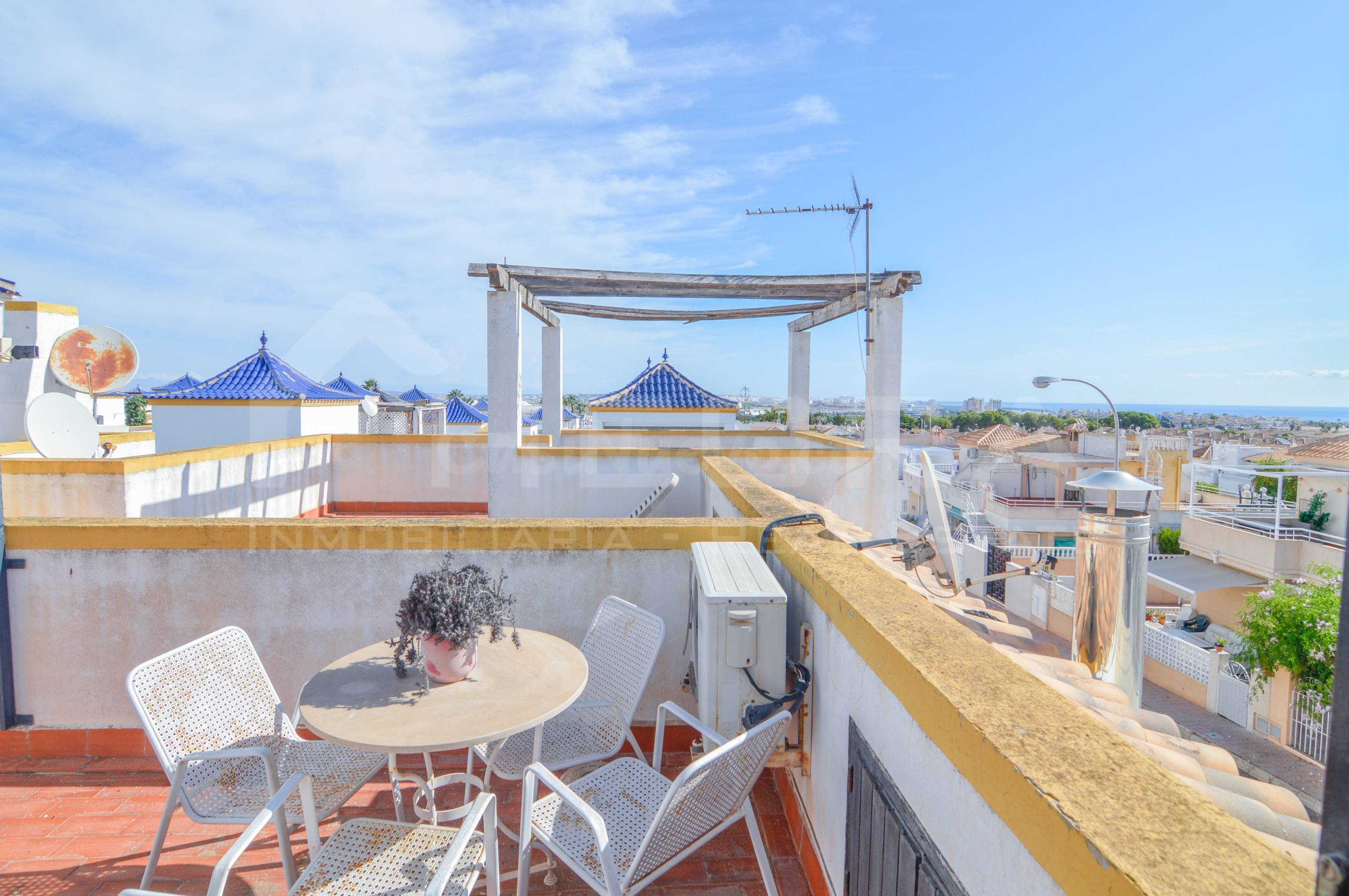 ADOSADO EN ESQUINA CON SOLÁRIUM, GARAJE Y PISCINA – LOS ALTOS, TORREVIEJA
