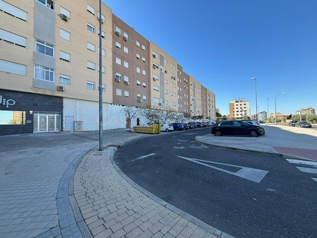 LOCALES EN POLIGONO RESIDENCIAL