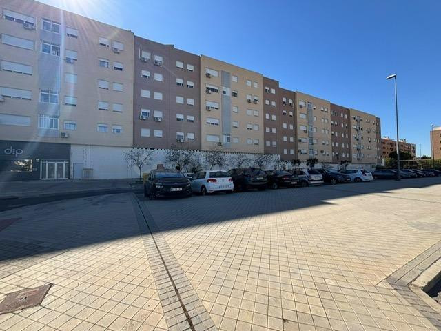 LOCALES EN POLIGONO RESIDENCIAL - foto 3