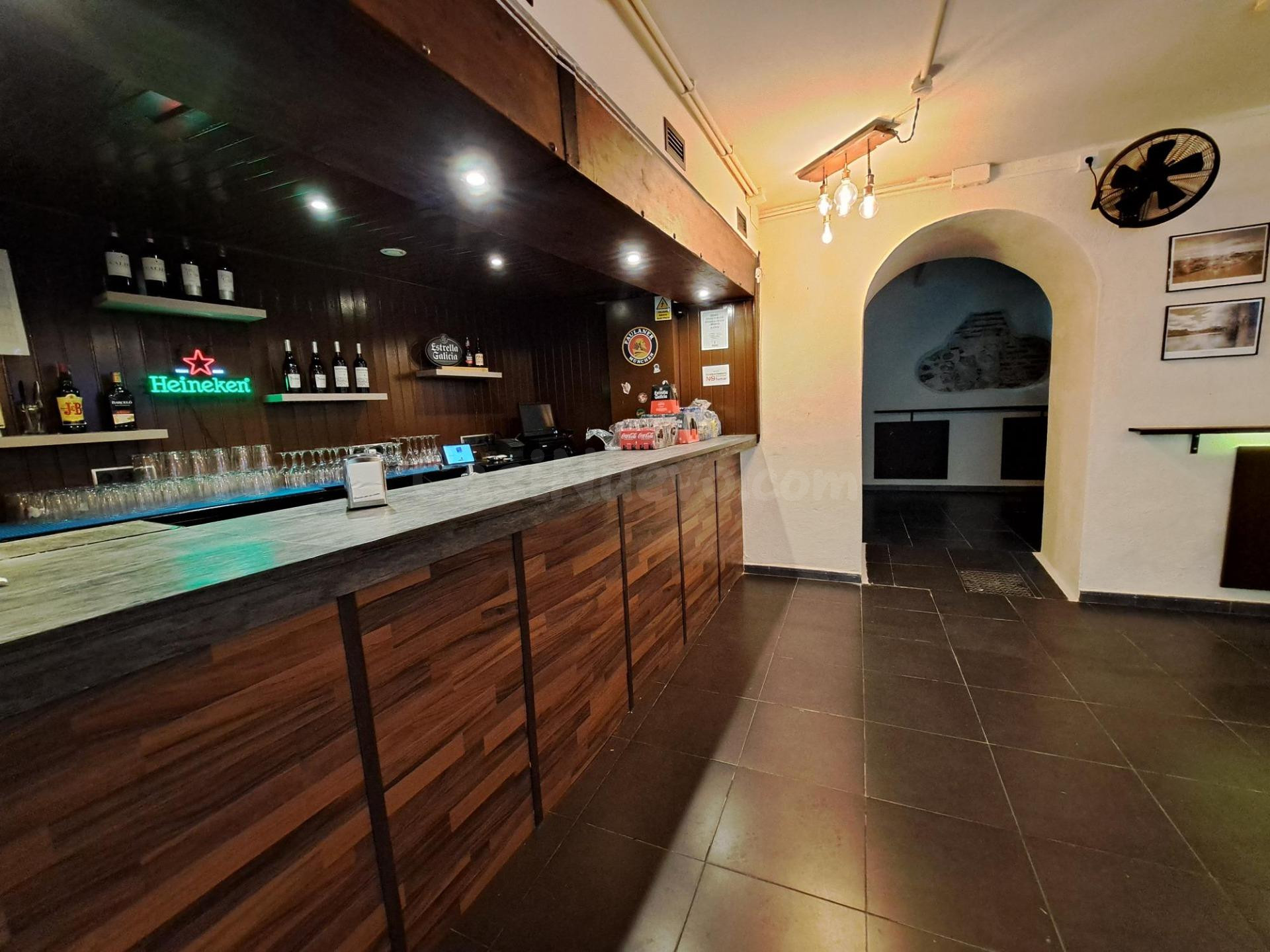 Local en Casco Historico con 144 m2 en una planta con licenc - foto 2